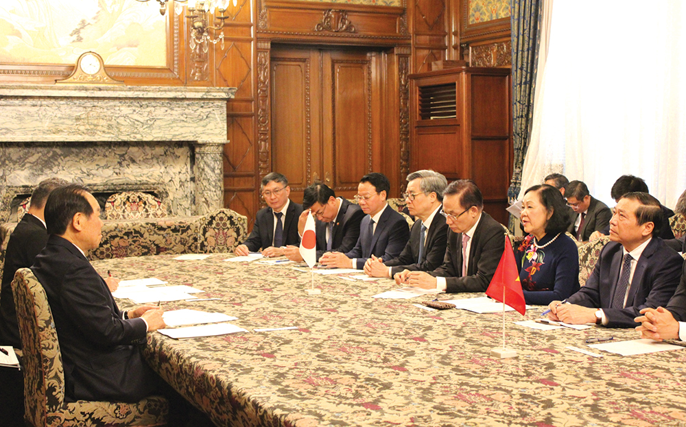 Politburo member, permanent member of the CPV Central Committee’s Secretariat and Chairwoman of the CPV Central Committee’s Organsiation Commission Truong Thi Mai and the CPV high-level delegation have a working delegation with President of the National Diet NukagaFukushiro.